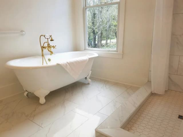 Deep soaking bathtub