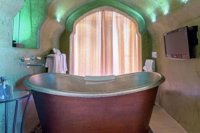 Deep soaking bathtub