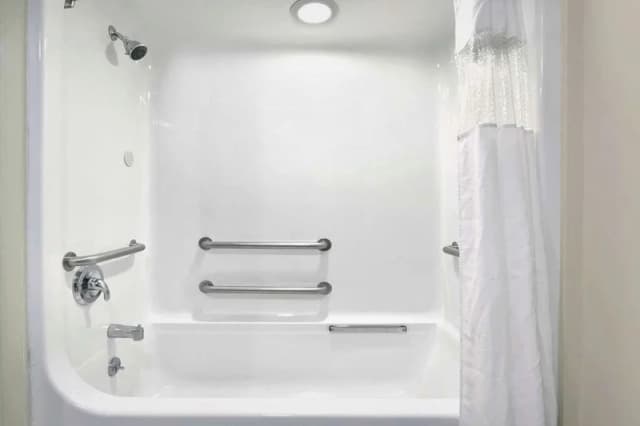 Jetted bathtub