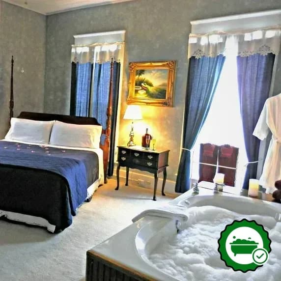 In-room jacuzzi at Americus Garden Inn Bed and Breakfast in Americus