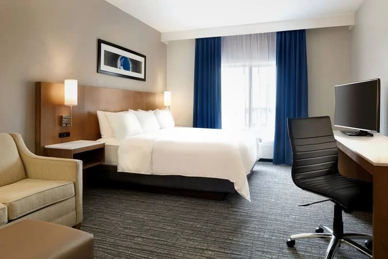 Hotels with jacuzzi in room in Ames
