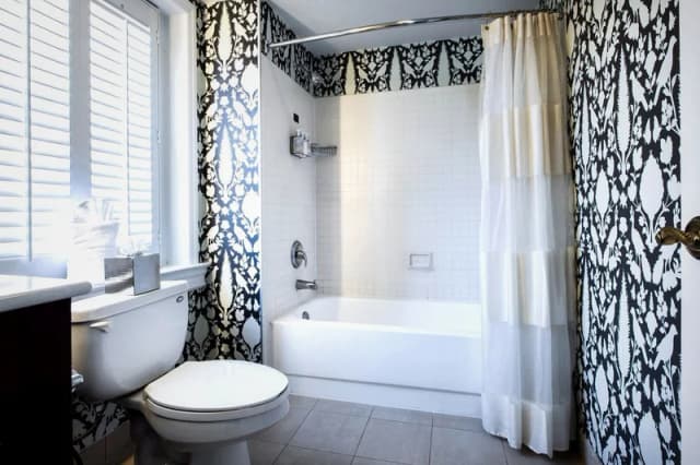 Deep soaking bathtub