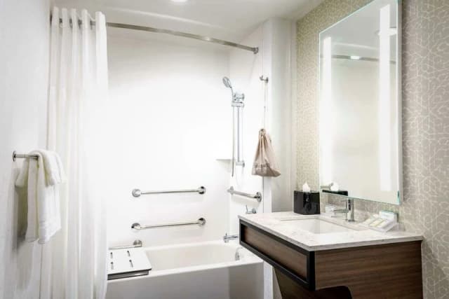 Deep soaking bathtub