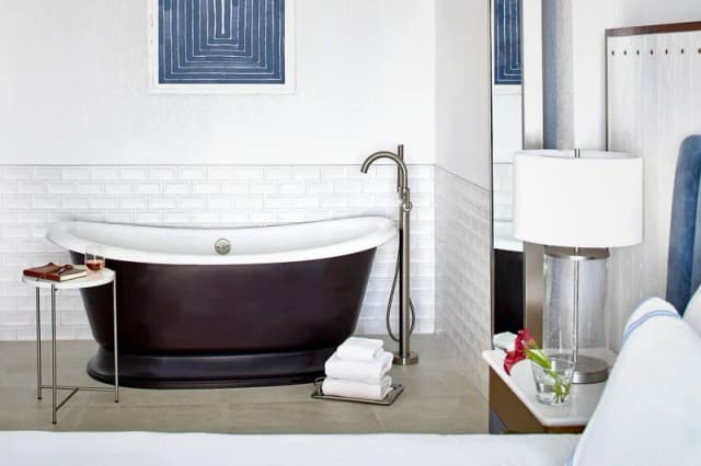 Deep soaking bathtub