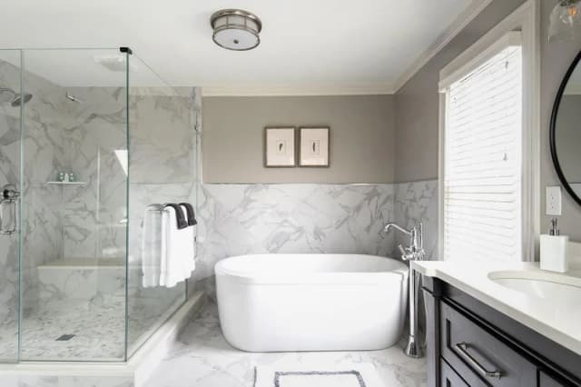 Deep soaking bathtub