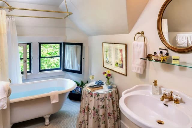 Deep soaking bathtub