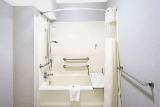 Jetted bathtub