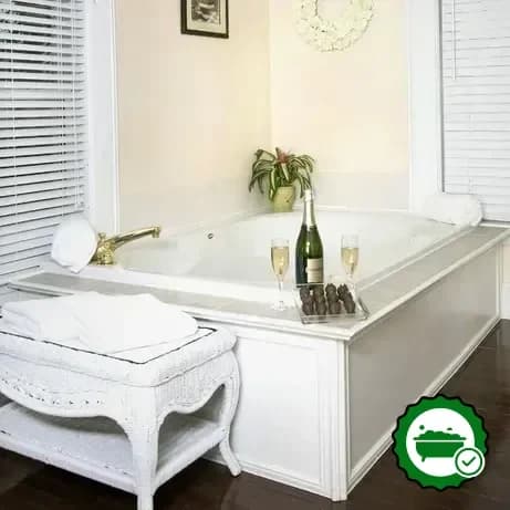Hotels with jacuzzi in room in Ashland