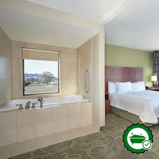 Hotels with jacuzzi in room in Astoria