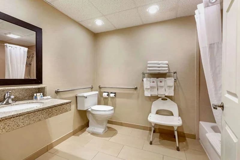 Hotels with jacuzzi in room in Auburn