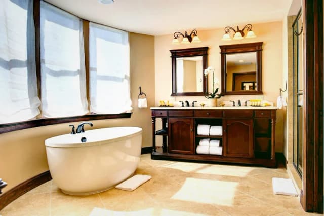 Deep soaking bathtub