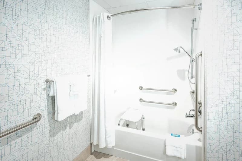 Holiday Inn Express & Suites Woodbridge By IHG
