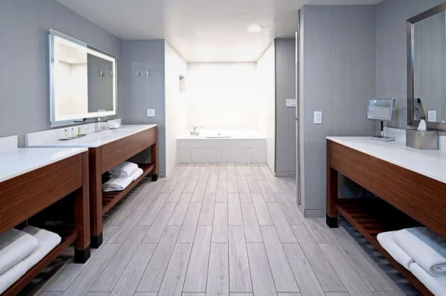 Jetted bathtub