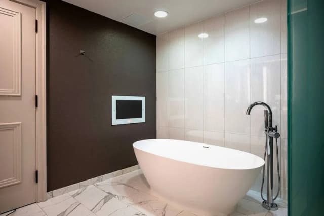 Deep soaking bathtub