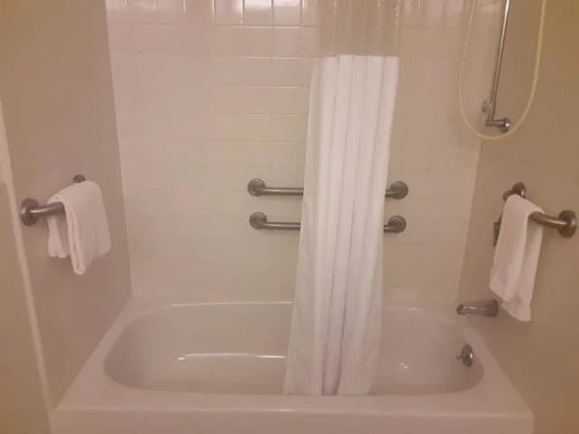 Deep soaking bathtub