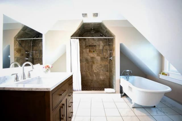 Deep soaking bathtub