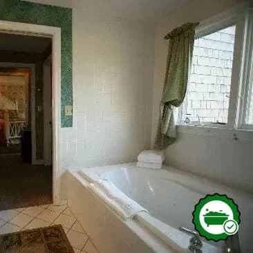 In-room jacuzzi at Lamb and Lion Inn in Barnstable