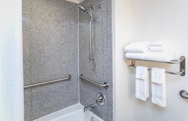 Jetted bathtub