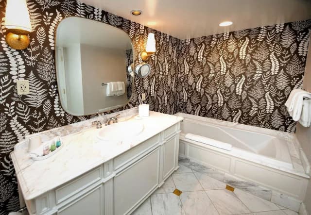 Jetted bathtub