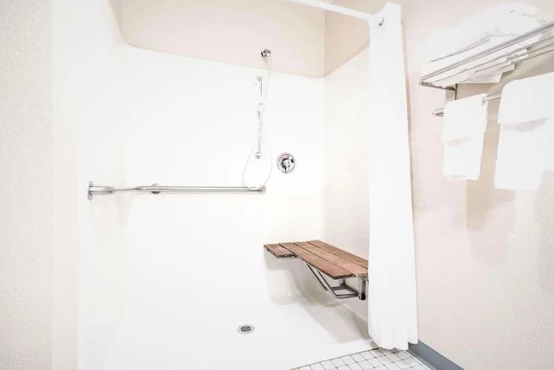 Hotels with jacuzzi in room in Black River Falls