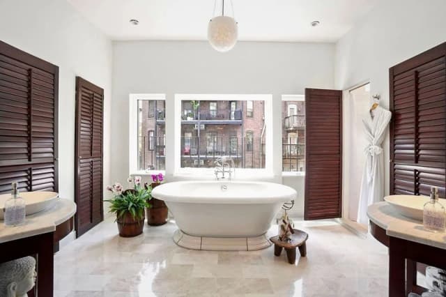Deep soaking bathtub