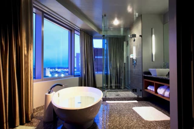 Deep soaking bathtub