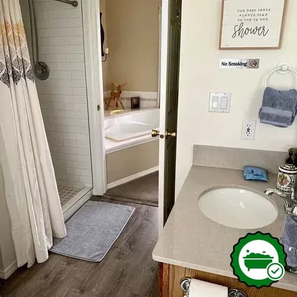 Deep soaking bathtub