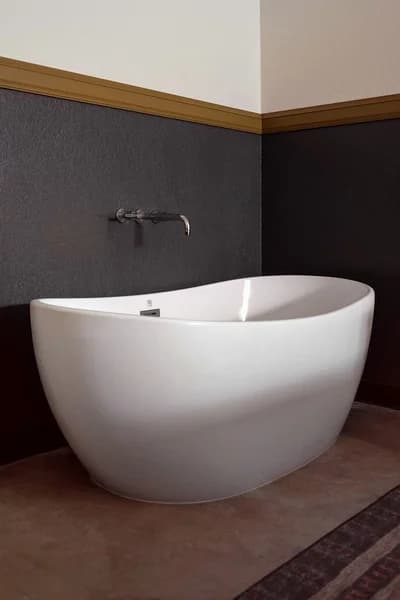 Deep soaking bathtub