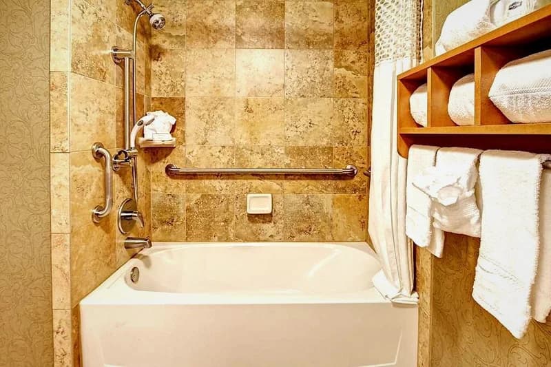 Hotels with jacuzzi in room in Brentwood