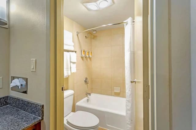 Deep soaking bathtub