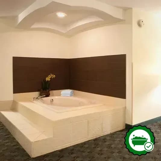 Hotels with jacuzzi in room in Canton