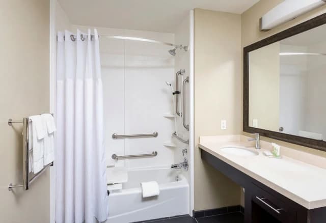 Jetted bathtub