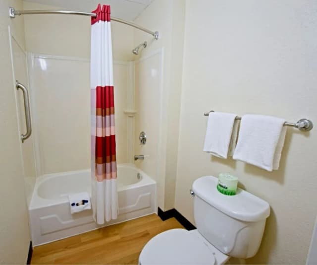 Jetted bathtub