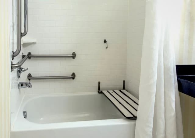 Deep soaking bathtub
