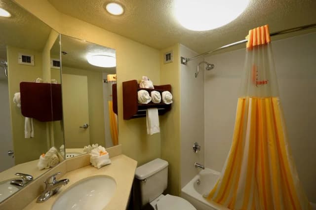 Deep soaking bathtub