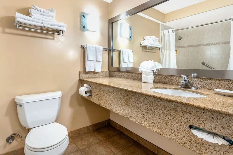 Hotels with jacuzzi in room in Capitola