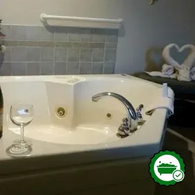 Hotels with jacuzzi in room in Cedarville