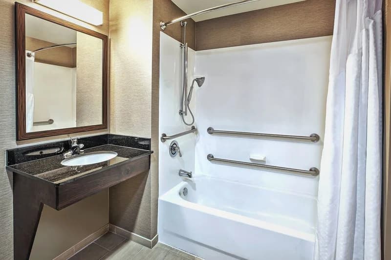Hotels with jacuzzi in room in Centerville
