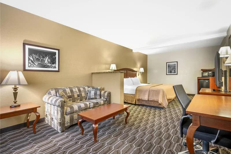 Hotels with jacuzzi in room in Chandler