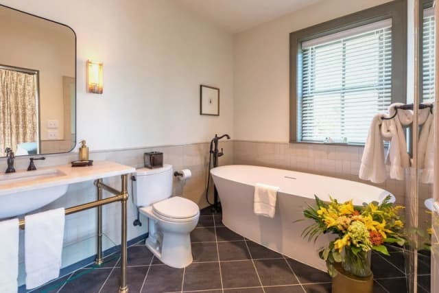 Deep soaking bathtub