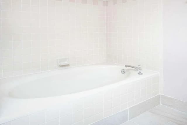 Deep soaking bathtub