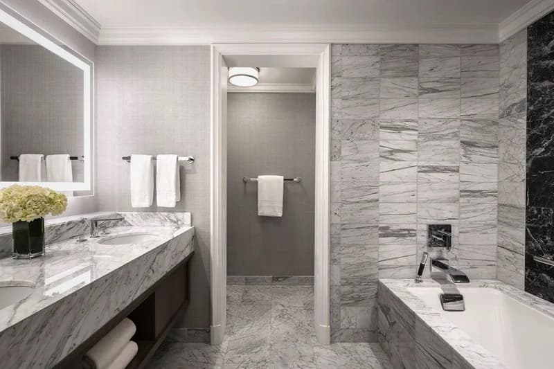 Hotels with jacuzzi in room in Cleveland
