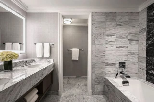 Jetted bathtub
