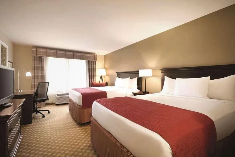 Hotels with jacuzzi in room in Clive