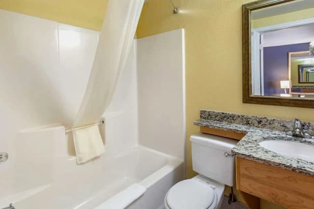 Deep soaking bathtub