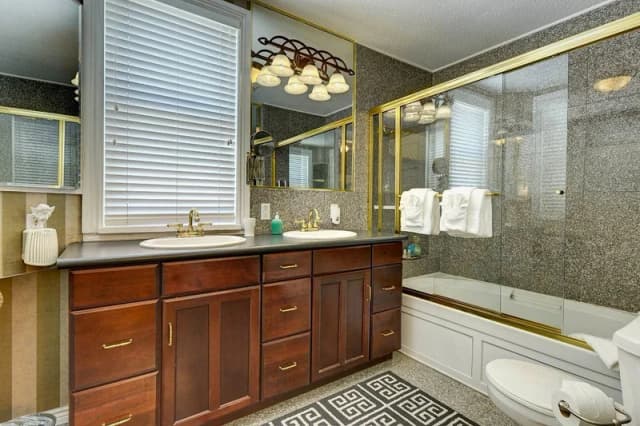 Deep soaking bathtub