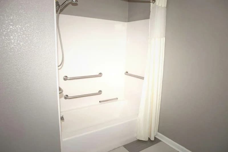 Hotels with jacuzzi in room in Commerce