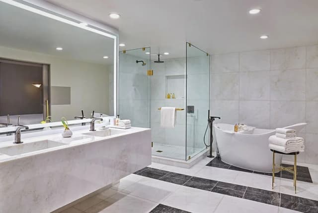 Deep soaking bathtub