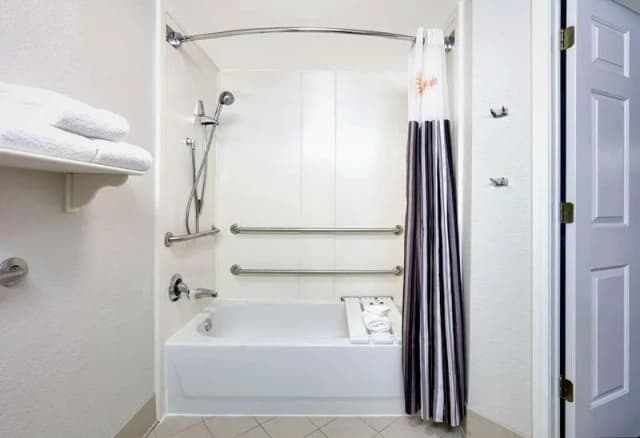 Deep soaking bathtub