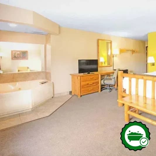 In-room jacuzzi at Super 8 by Wyndham Davenport in Davenport
